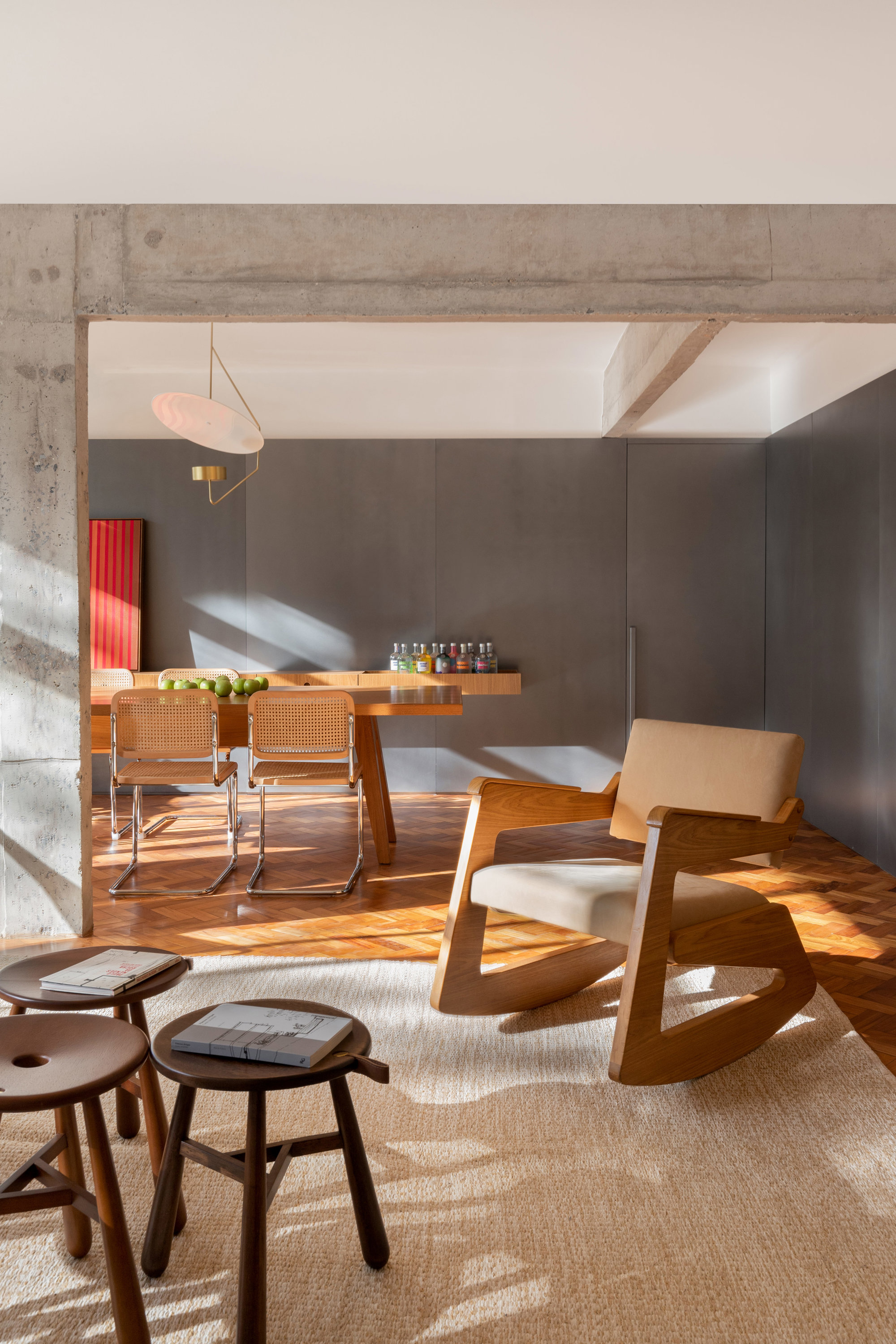Este salón-comedor de estilo brutalista tiene pocos elementos, pero muy bien elegidos, ya que todos son obra de los grandes del diseño brasileño.