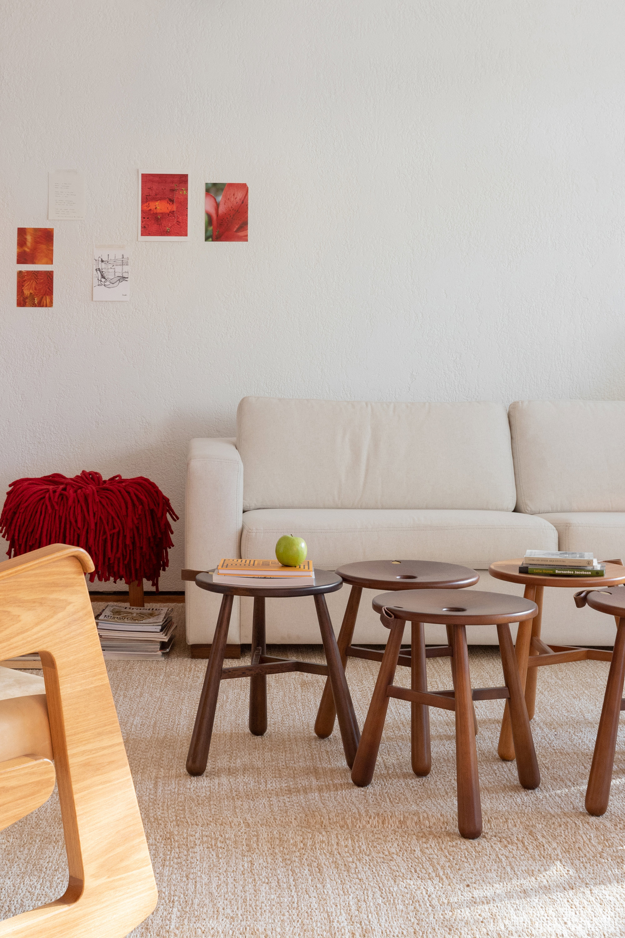 Un salón en blanco y madera