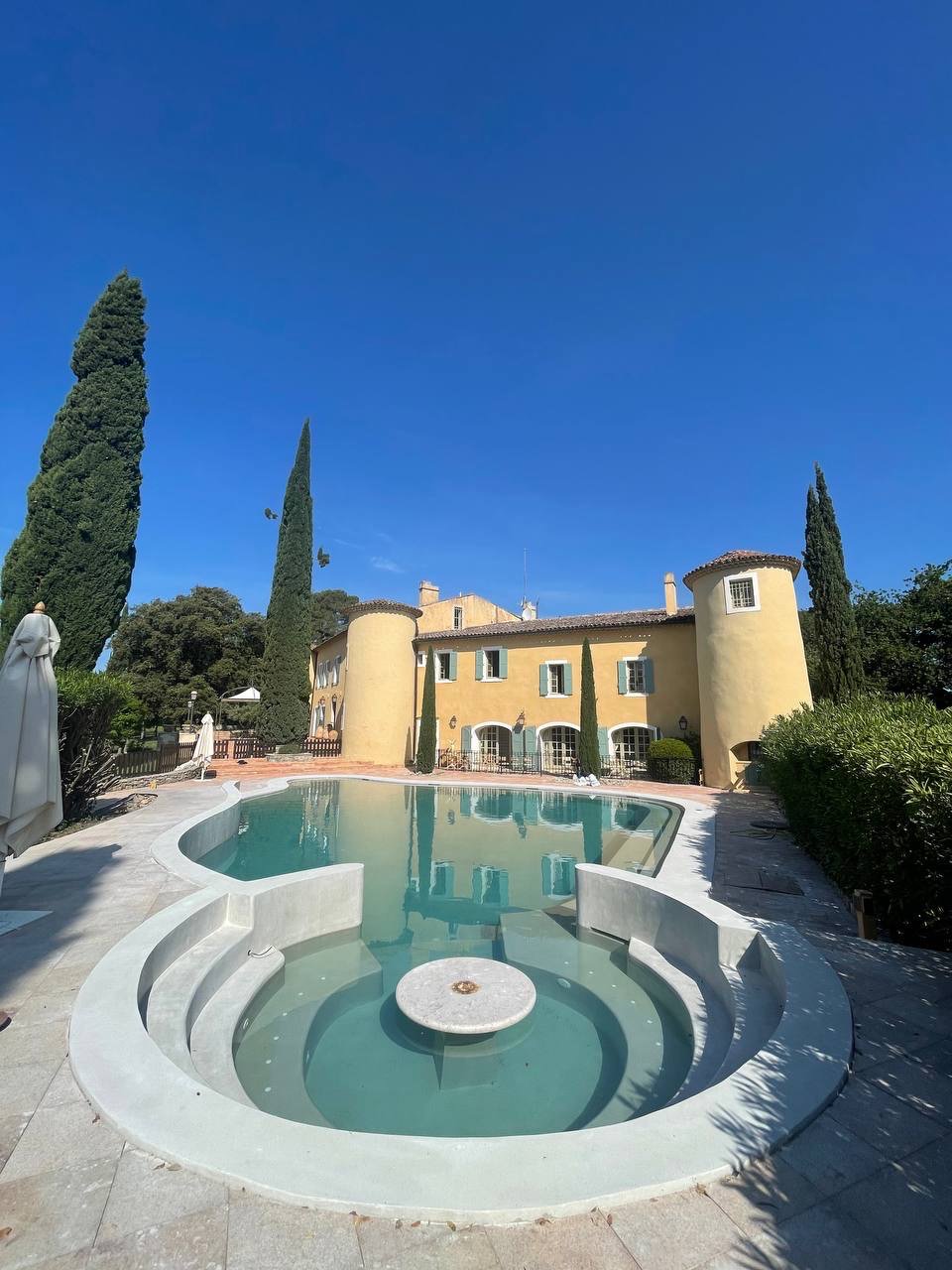 ¿Sentarse a tomar algo dentro de la piscina? Si es en un Château en el sur de Francia, tanto mejor.
