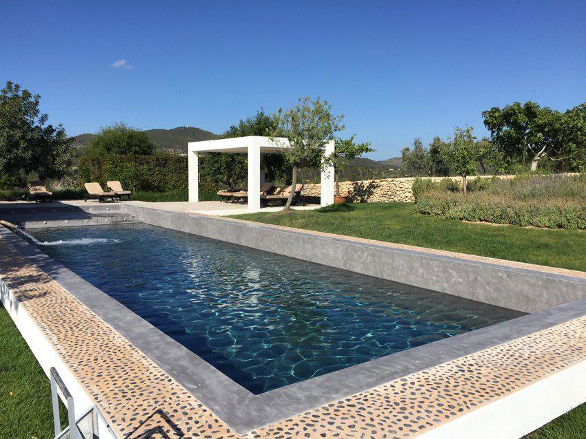 De azul oscuro y con una plataforma hecha de forma artesanal, en Formentera.