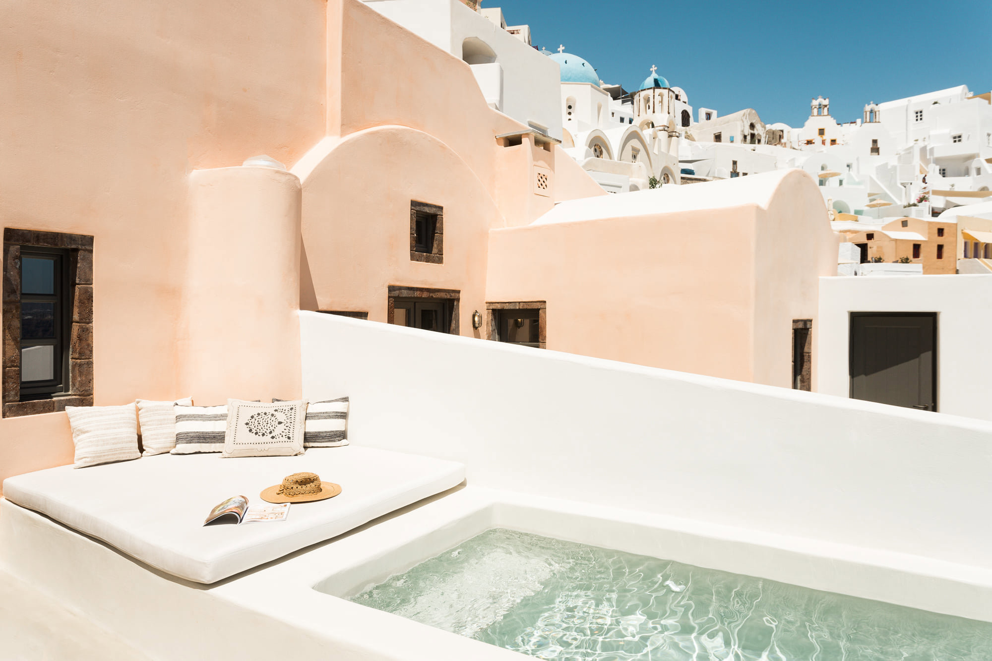 El tamaño no importa: esta en Santorini es pequeña y de agua blanca.