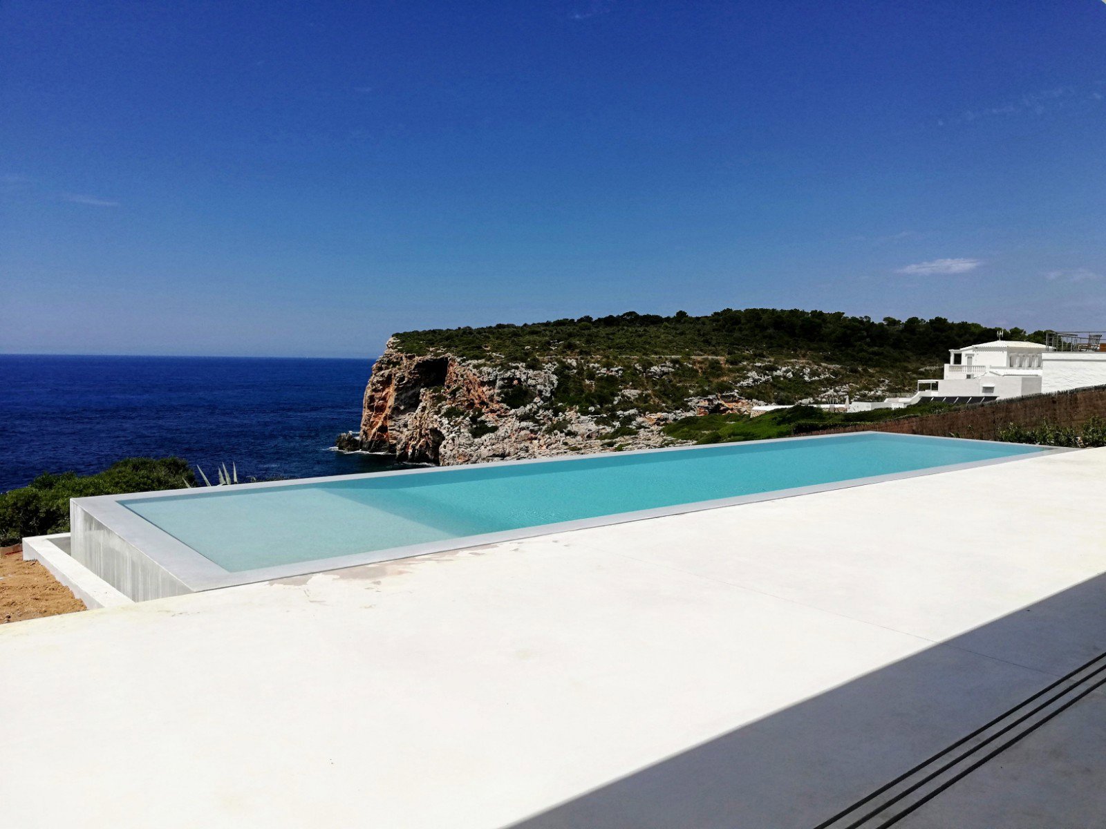 Una piscina convertida en mirador sobre el Mediterráneo, en Mallorca.