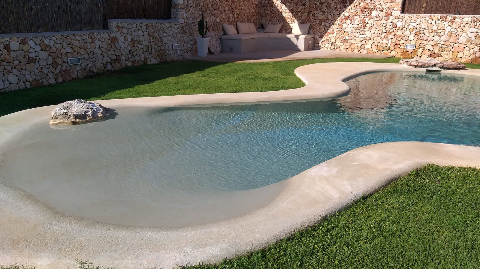 Formás orgánicas y poca profundidad, como dictan las tendencias, en Menorca