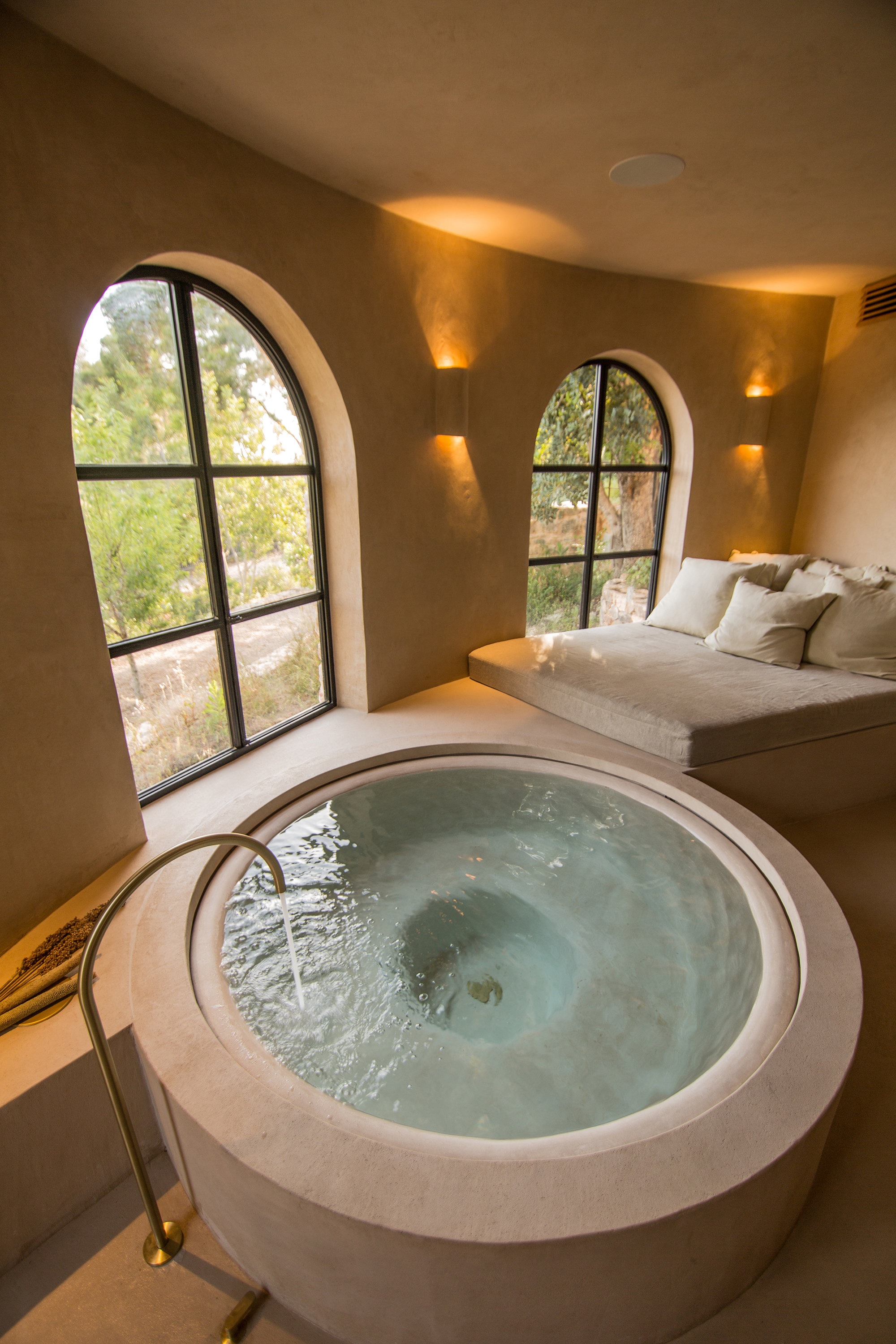 Si no te cabe una piscina en casa ¿qué tal un spa en el baño?