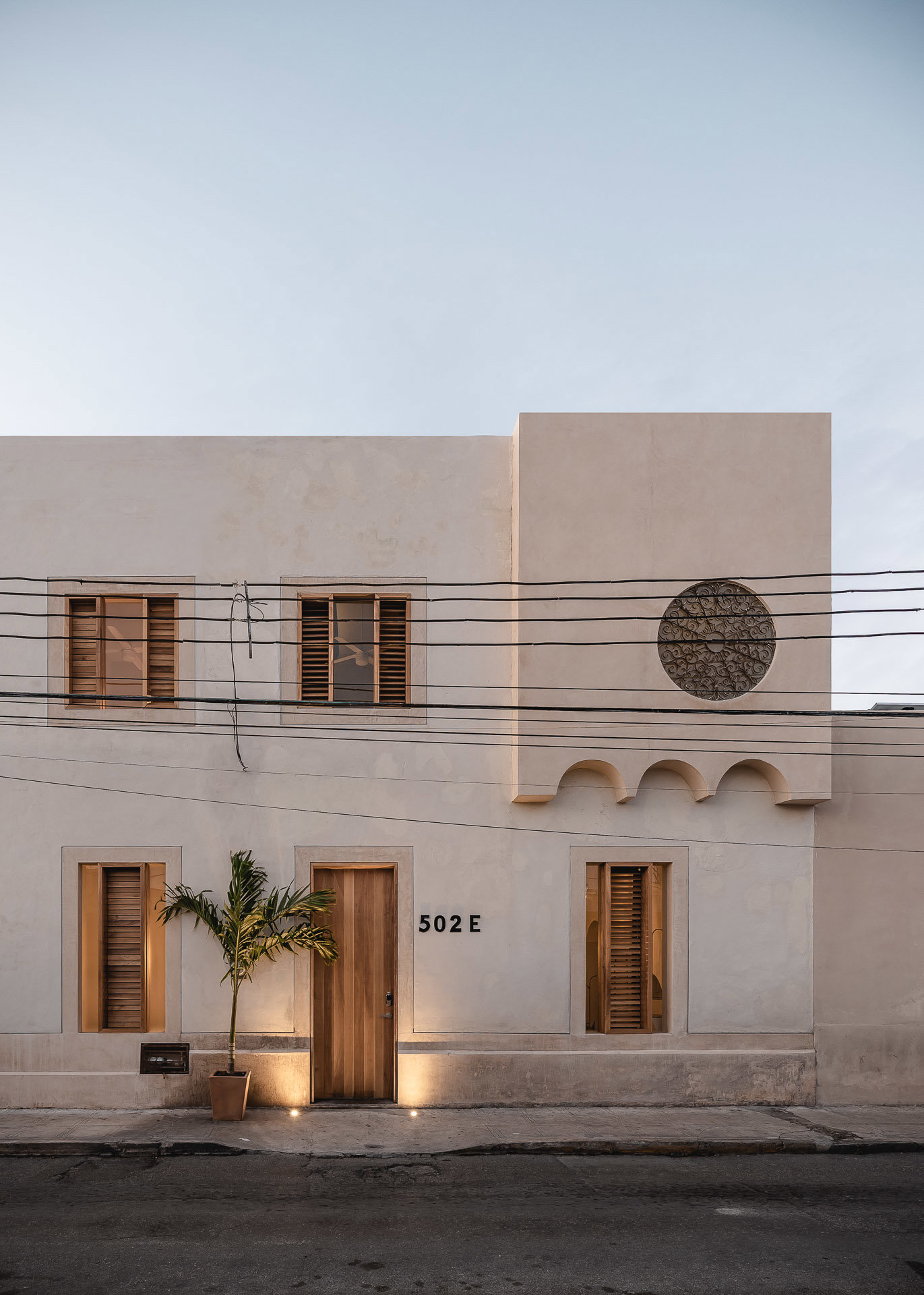 El proyecto propone la integración de las fachadas y paletas de materiales de ambas casas, situadas en el Centro Histórico de Mérida.