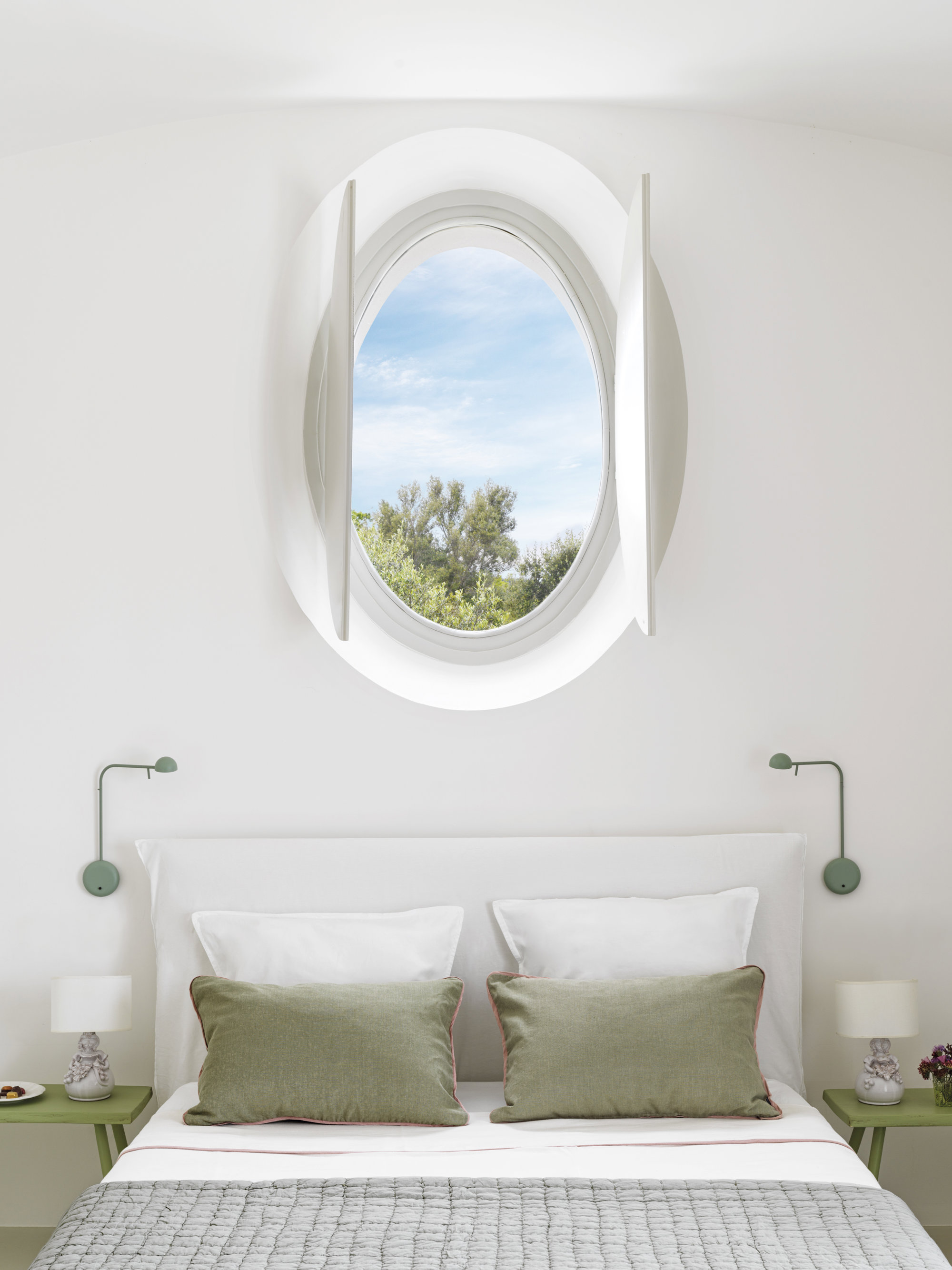 La cama de la habitación de invitados