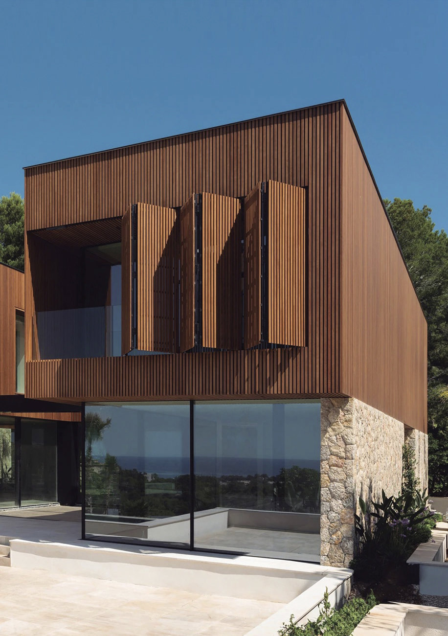 Casa con fachada de madera de Accoya®, un material que cuenta con ecolabels como FSC® y Cradle to Cradle gold