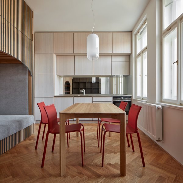 37 m2: el diseño manda en este mini piso en Praga donde se duerme en camas empotradas (y hay espacio para 4)