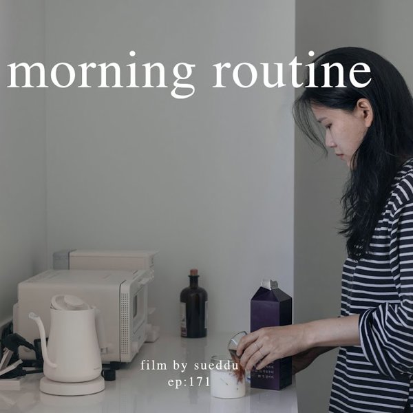 La casa de esta influencer coreana es tan minimal que no tiene ni sofá