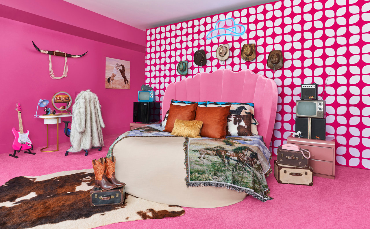 El dormitorio de Ken tiene toques rústicos, pero sin desentonar con el omnipresente rosa para no hacer enfadar a Barbie.
