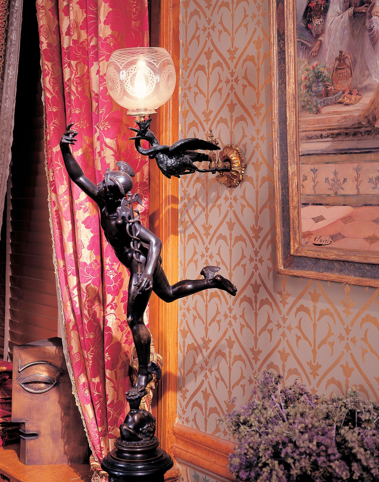 En el dormitorio de Johnson, un Mercurio de bronce de finales del XIX junto a un aplique-garza; detrás de la cortina de seda brocada, una escultura de Franz Hagenauer.