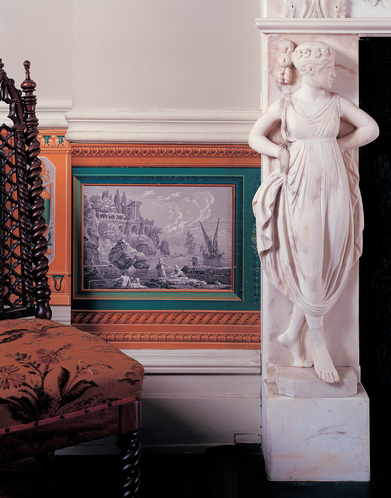Johnson utilizó paneles de papel pintado francés de principios del siglo XIX (probablemente de Zuber) en el dormitorio de Warhol. Una figura de mármol blanco de estilo griego adorna la chimenea.