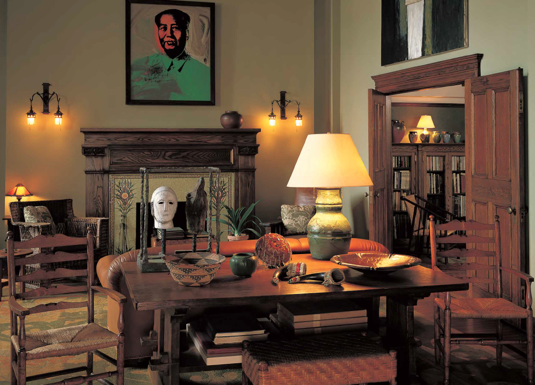 Presidido por un cuadro de Warhol del Presidente Mao, este salón contiene una impresionante colección de muebles americanos e ingleses de principios del siglo XX.