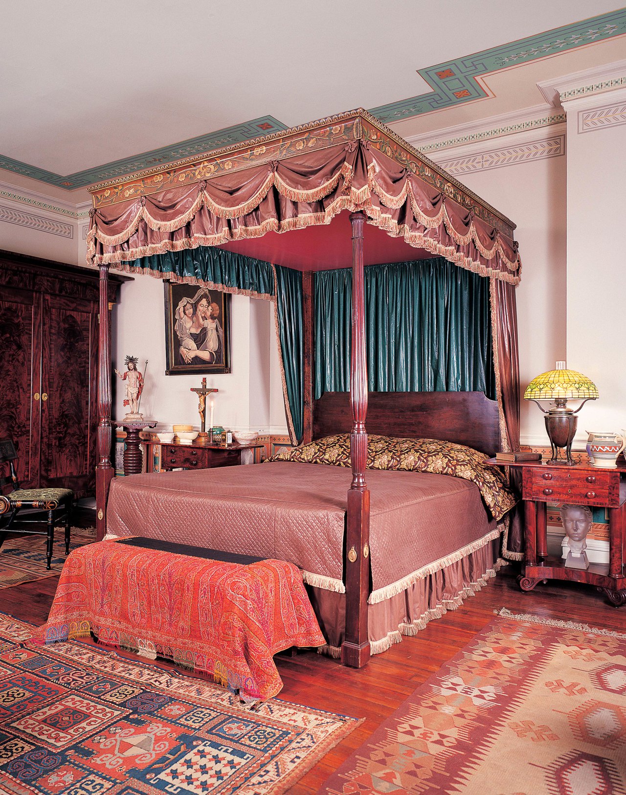 Una cama de caoba preside el dormitorio de Warhol. El dosel era el escondite favorito de las joyas de Andy. El cuadro se atribuye a John S. Bluntal. La lámpara Tiffany es de 1910.