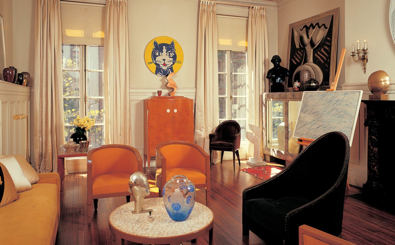 Uno de los salones de la casa que compartieron Johnson y Warhol, con obras de Roy Lichtenstein, Renoir, Man Ray y Cy Twombly y muebles de Émile-Jacques Ruhlmann, Jean Dunand o Pierre Legrain.