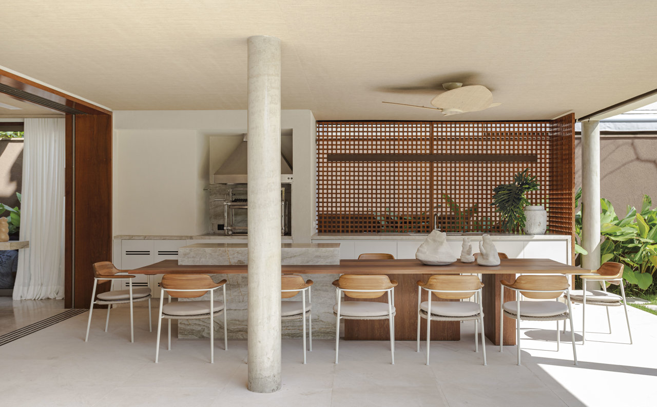 La cocina, realizada a medida por Kitchens, da servicio al comedor situado en la terraza.