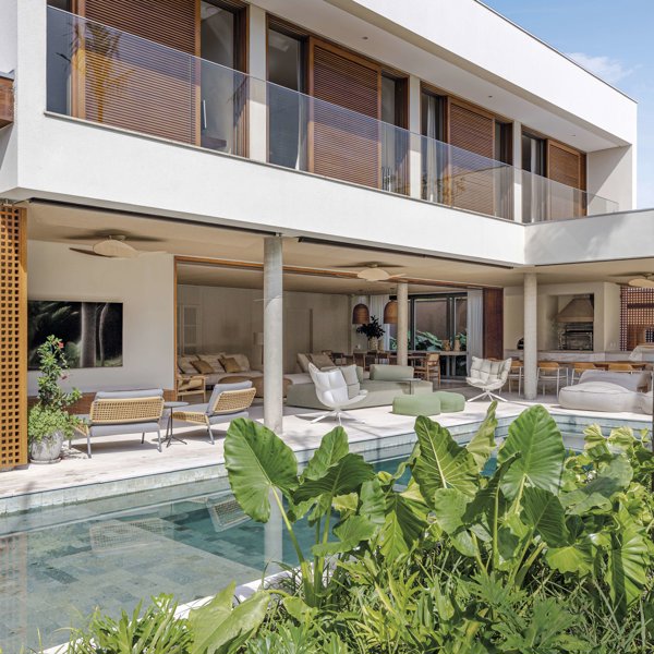 La reforma de esta casa ha sumado metros de terraza con un gran comedor abierto a la piscina