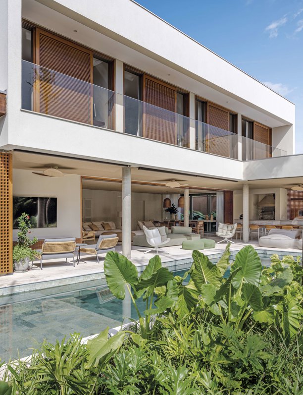 La reforma de esta casa ha sumado metros de terraza con un gran comedor abierto a la piscina