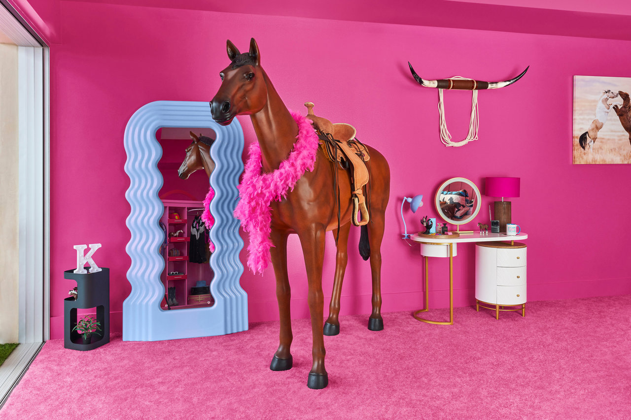 Un galán de noche en forma de caballo puede convertirse en tu inesperado estilista.