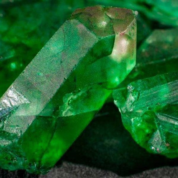 Guía completa sobre las esmeraldas: origen, propiedades, simbología y cuidados