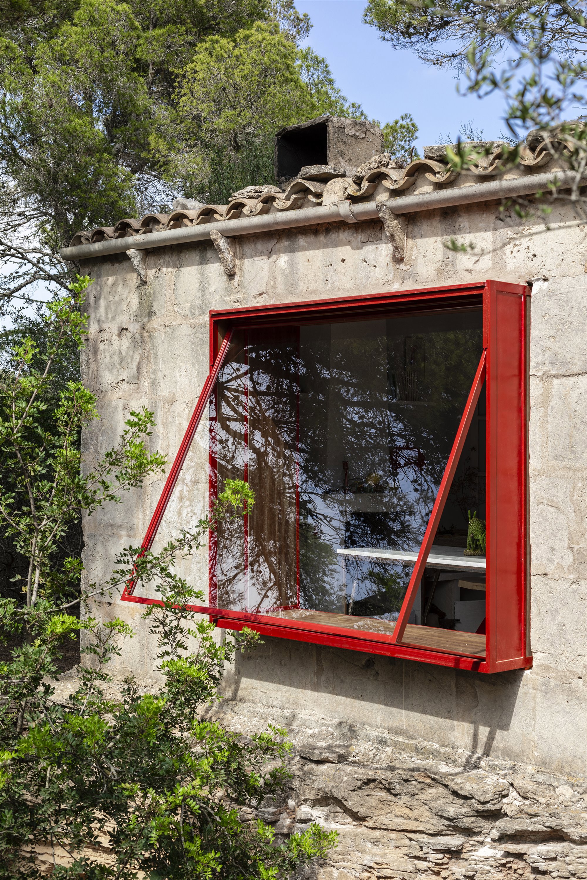 La arquitecta ha diseñado la ventana junto a 2monos studio, reduciendo las secciones de los perfiles metálicos.