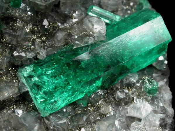 Las esmeraldas colombianas son particularmente valoradas por su color verde vibrante y su brillo excepcional