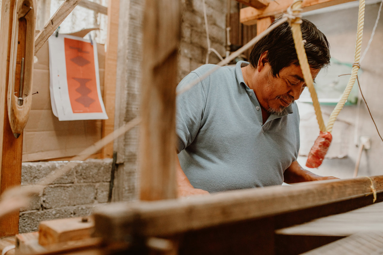 Rodolfo Santiago uno de los artesanos que hacen realidad los diseños de Javier.