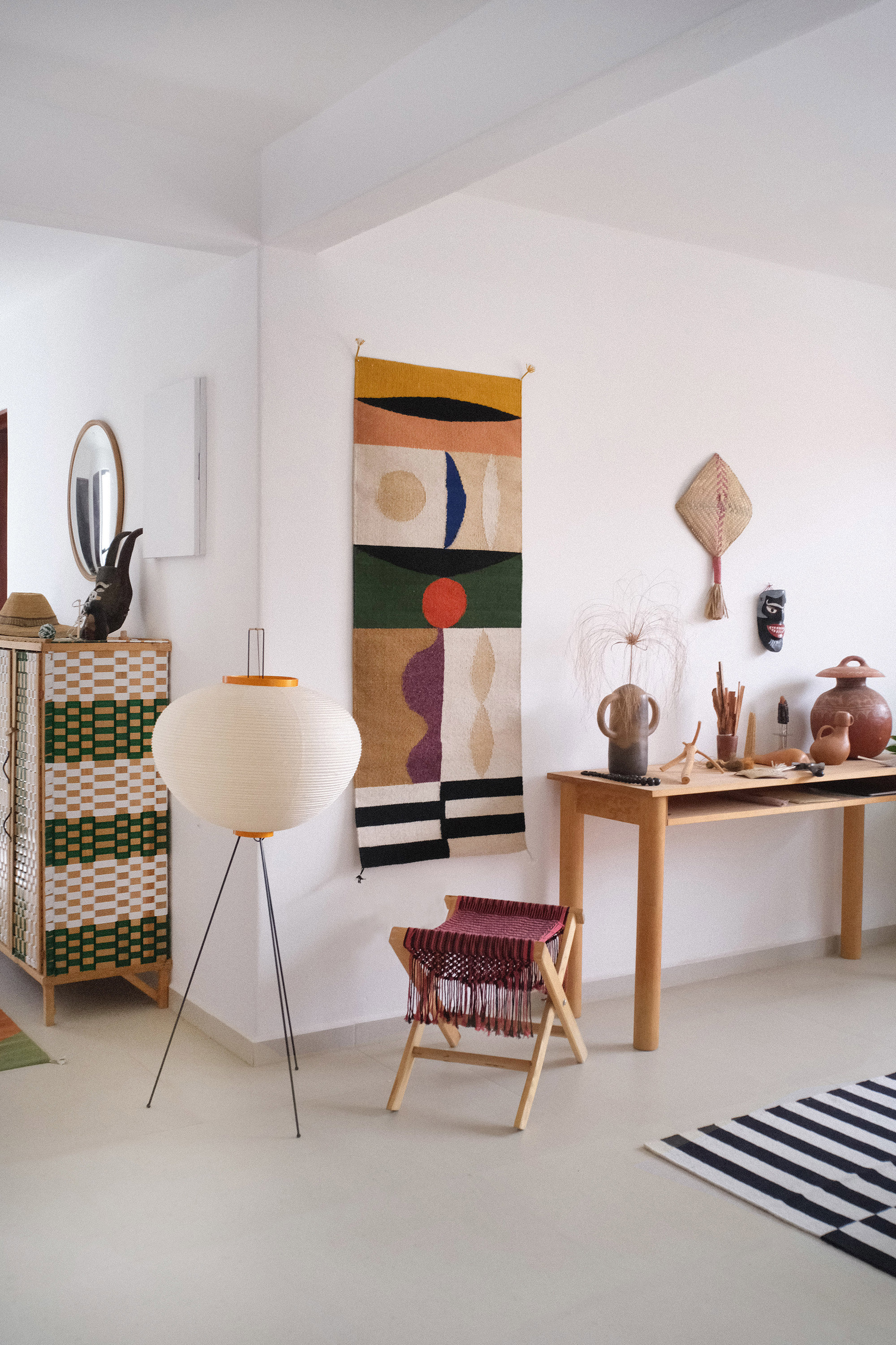 Un rincón del estudio de Javier Reyes, con onjetos diseñados por él y una lámpara de Isamu Noguchi.