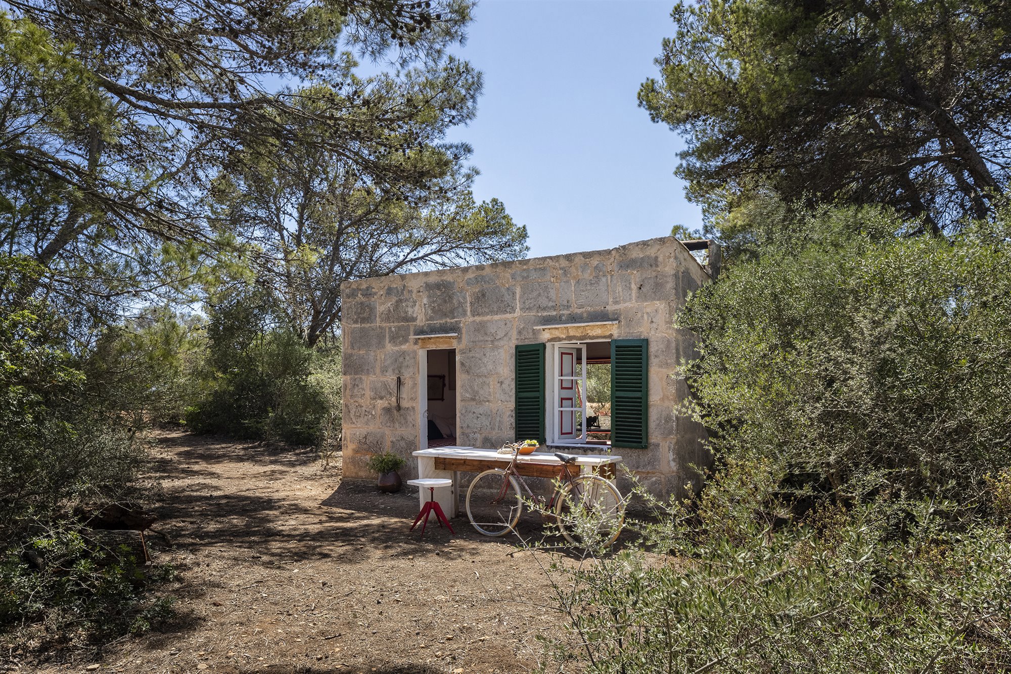 Un refugio de 15 metros autosuficiente y con historia en las montañas de Mallorca