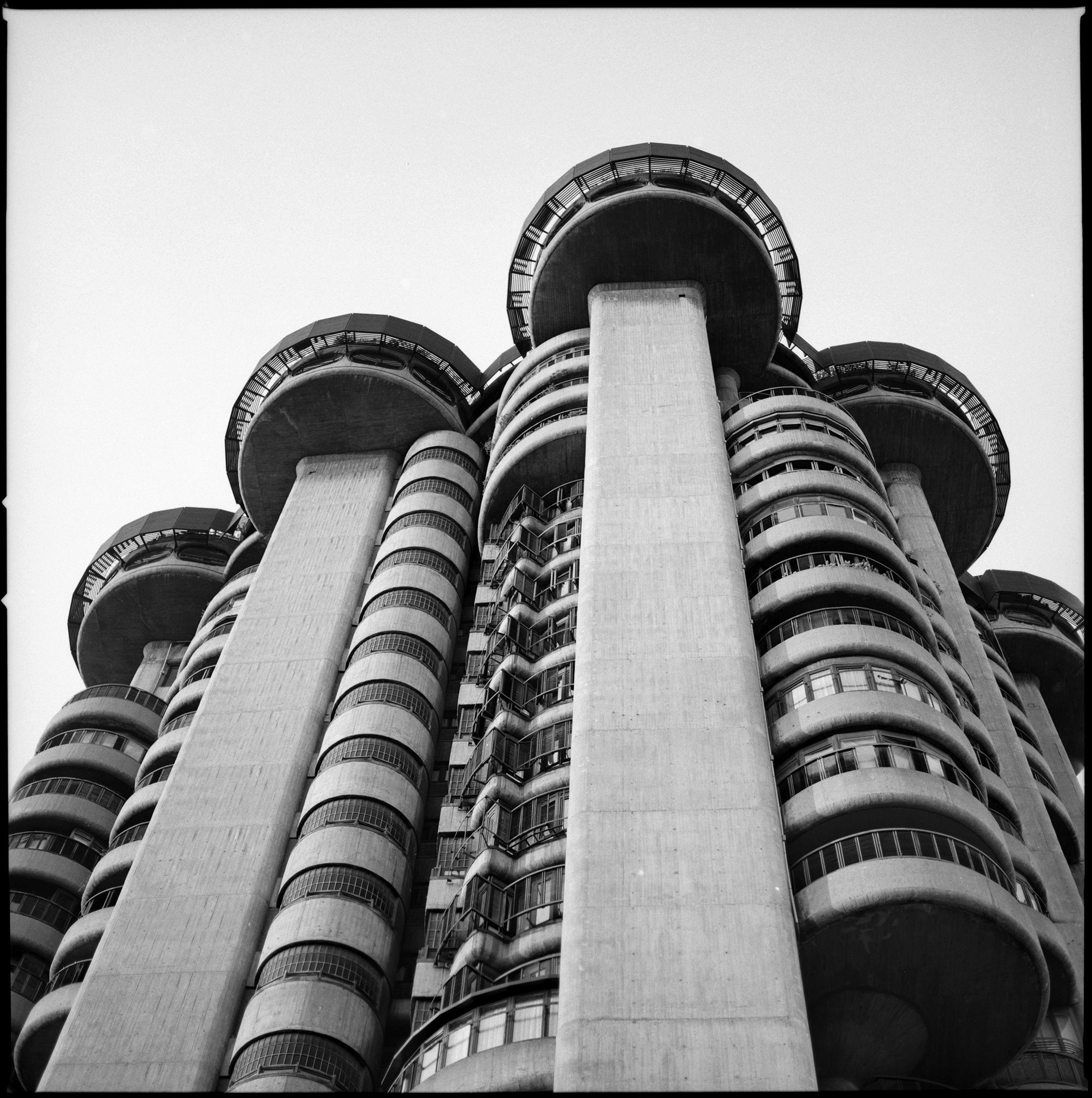 Torres Blancas, Madrid, España. (Arquitecto: Francisco Javier Sáenz de Oiza, 1964-68).
