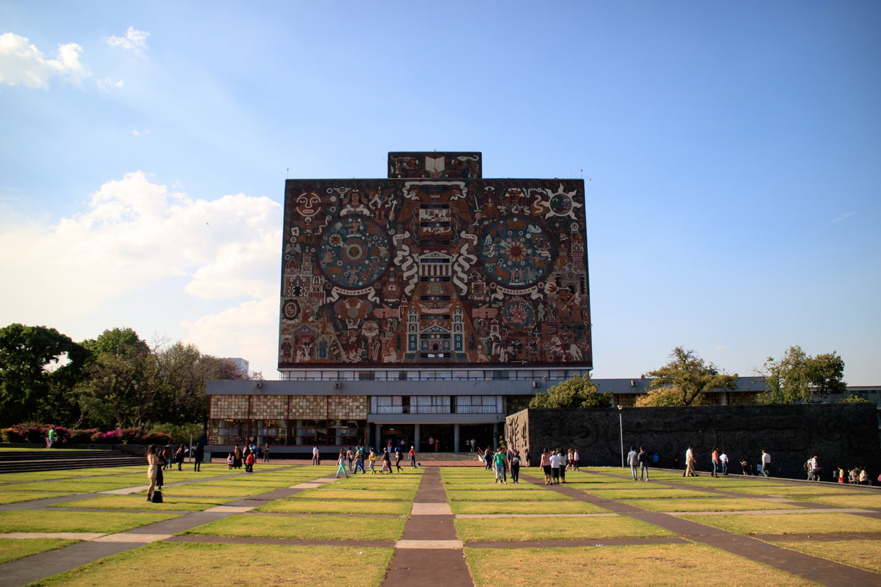 Biblioteca del campus principal de la UNAM, con un mural revistiendo toda la fachada.