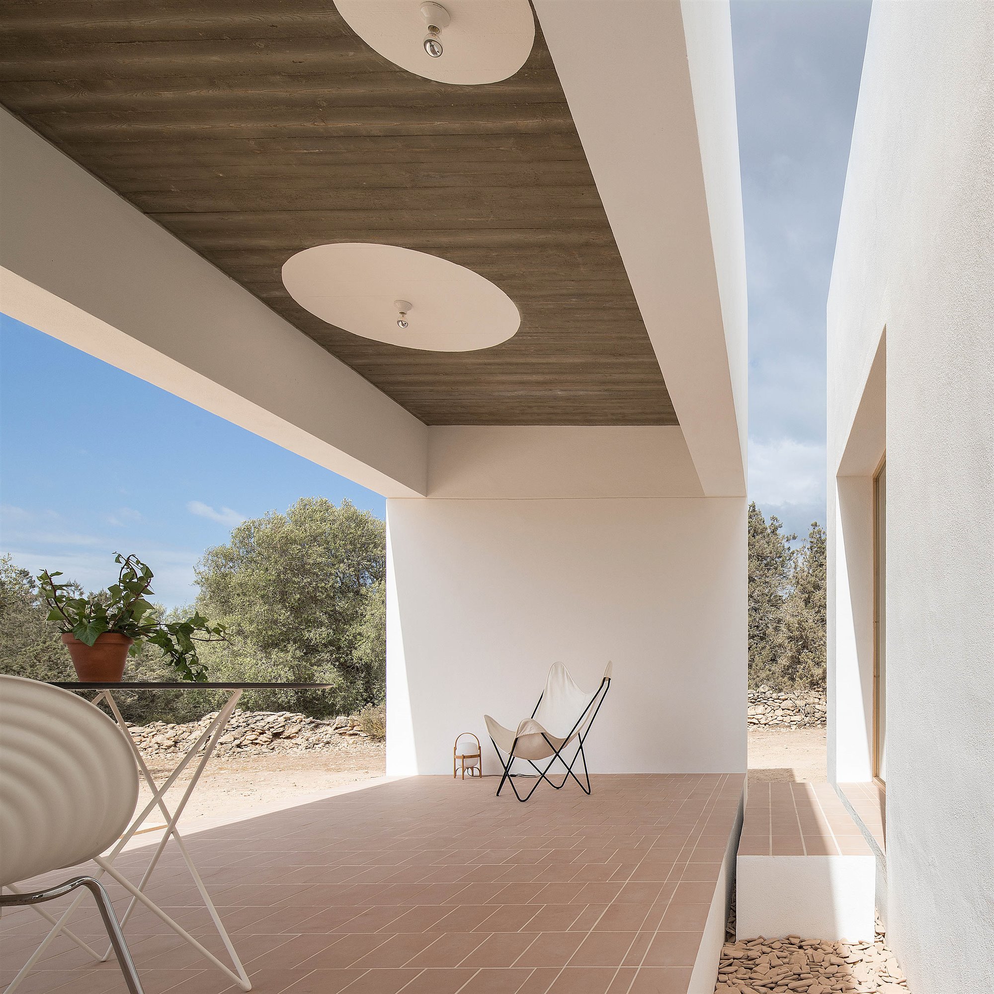 Casa blanca en Formentera del arquitecto Maria Castello porche de color blanco