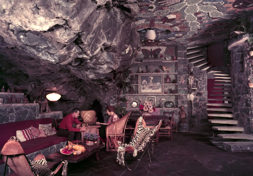 El interior de la sa, excavado en roca y con murales realizados por O'Gorman, se destruyó en 1969.