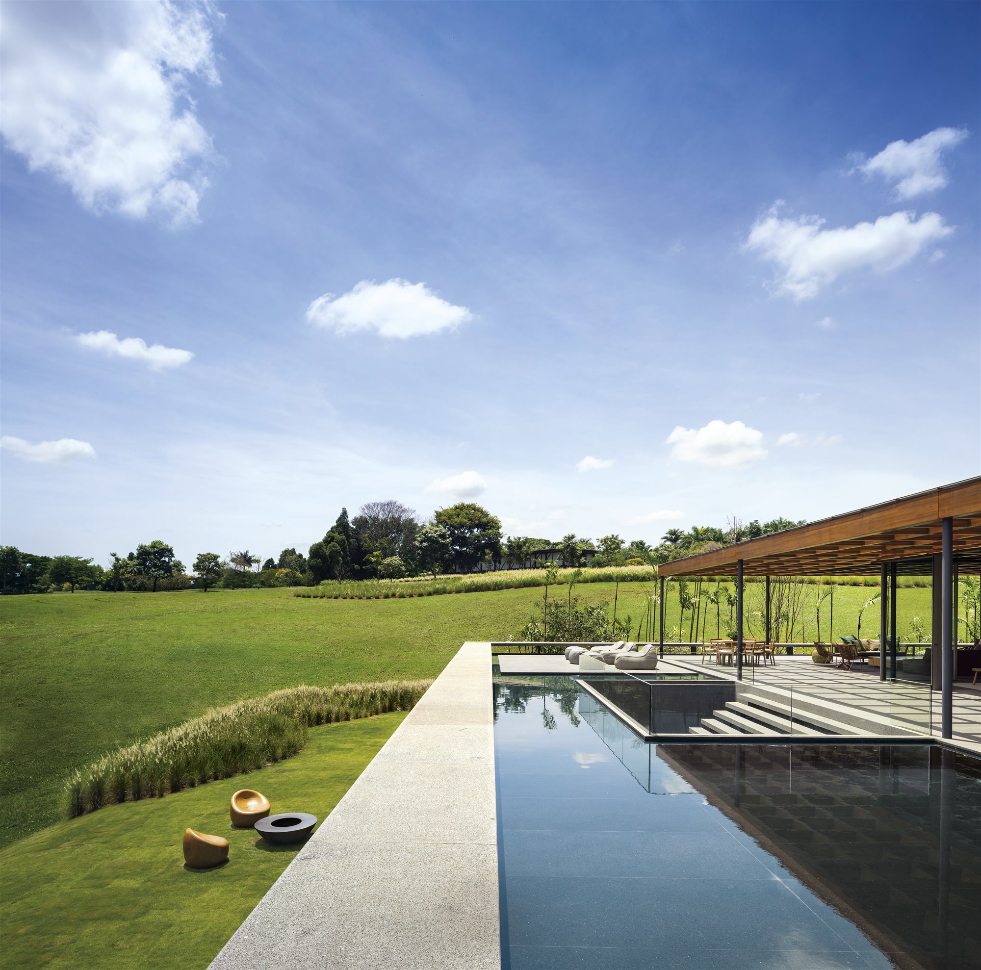 Casa moderna en brasil en mitad de la selva porche con piscina