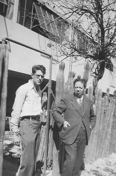 Juan O’Gorman y Diego Rivera en la entrada de la casa de O’Gorman en San Ángel, hacia 1934.