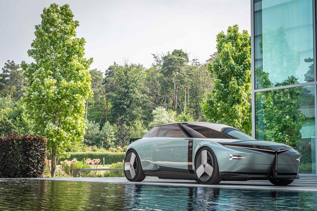 Lancia vuelve a España con un modelo que apuesta por la tecnología y la sostenibilidad.