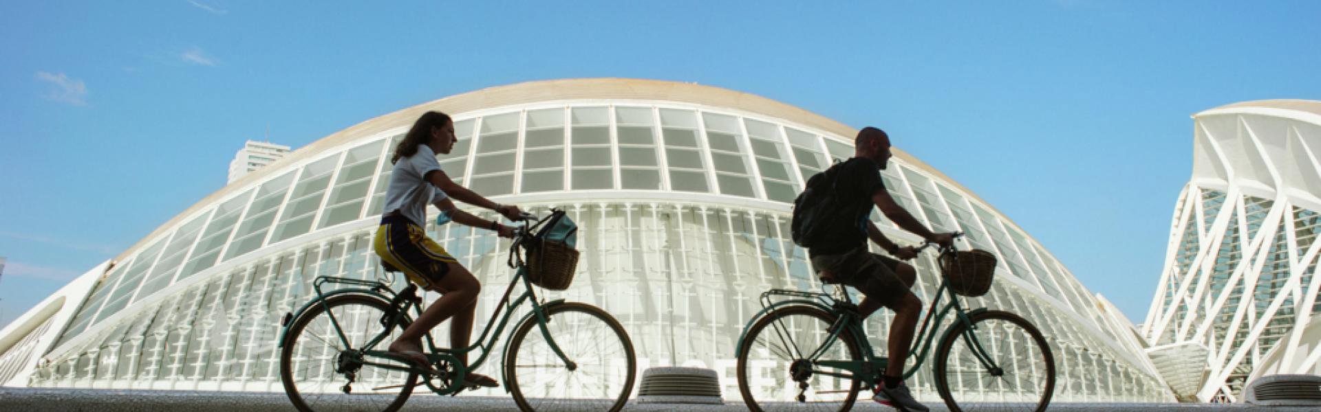 Ciclistas en la Ciudad de las Artes y las Ciencias