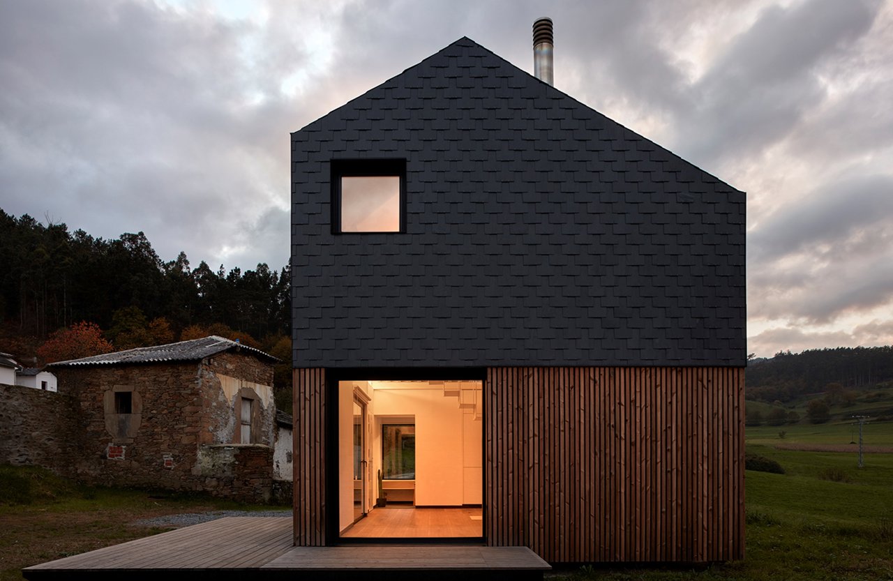 El estudio de Sergio Baragaño diseñó una casa de acero galvanizado, revestida en madera y pizarra, en medio de la Asturias rural para un paisajista inglés y su familia.