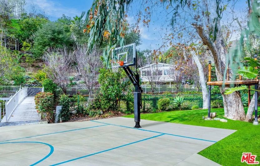 La vivienda cuenta con una cancha de baloncesto privada