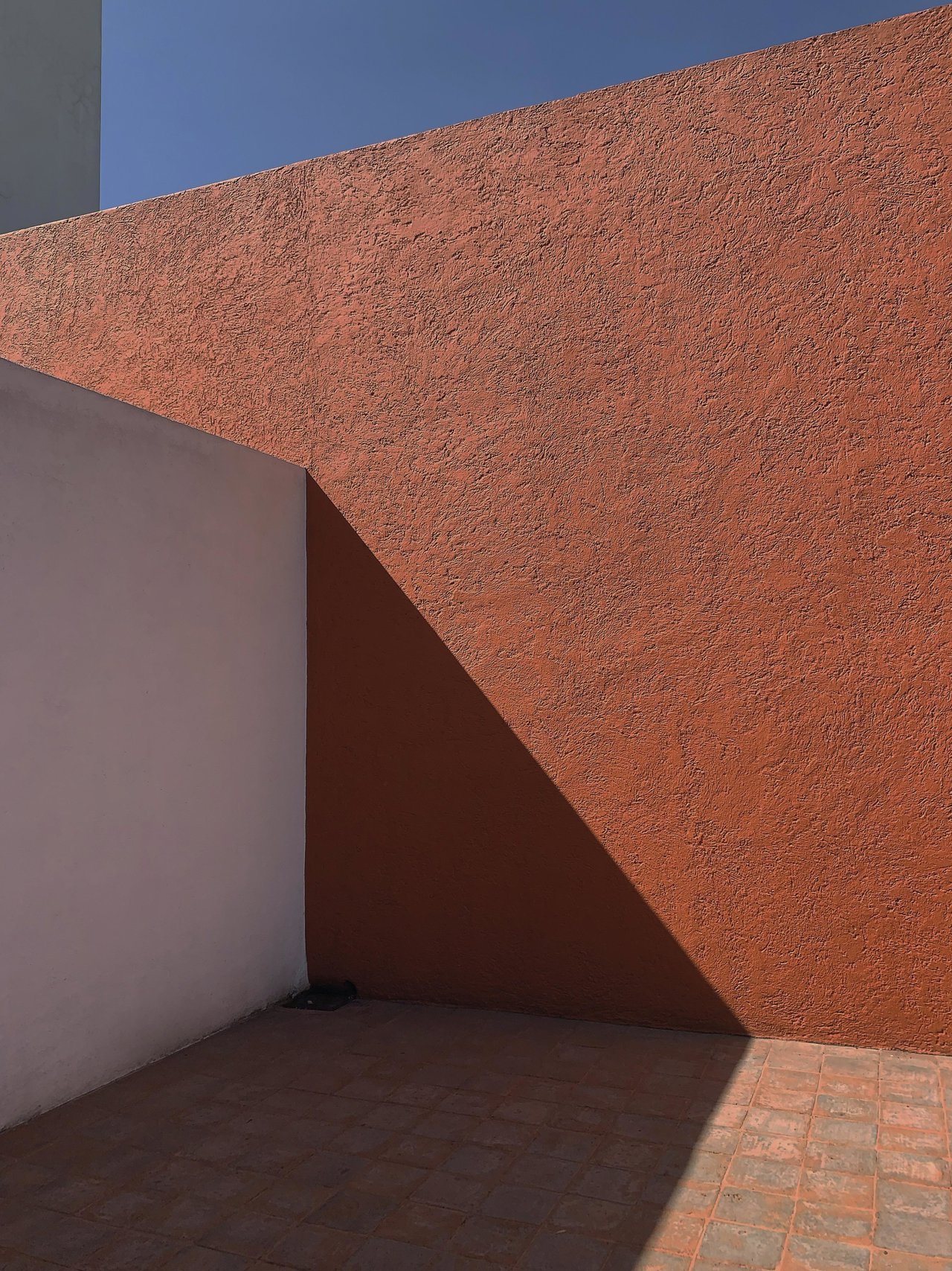 Espacio exterior de la casa de Luis Barragán en Ciudad de México