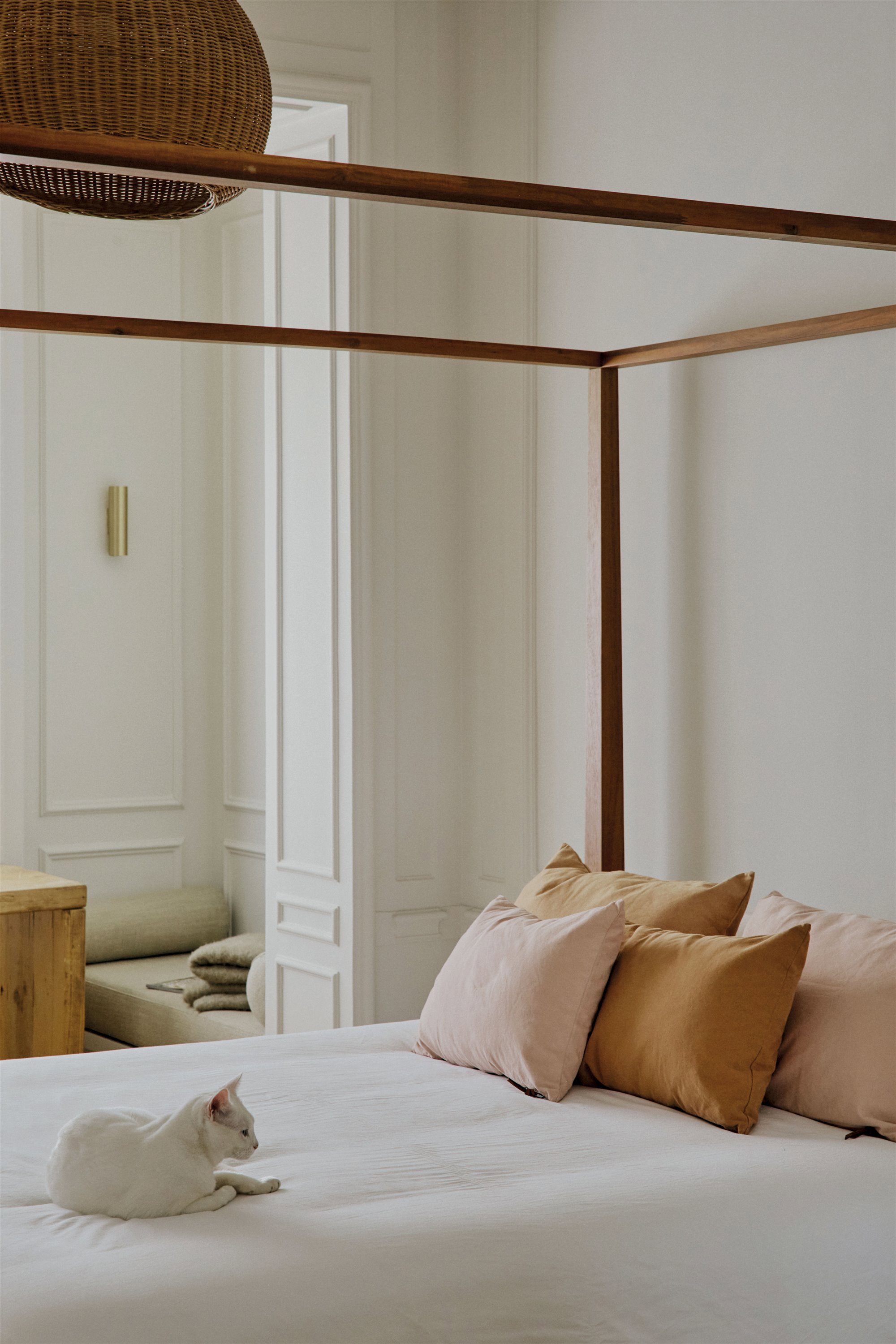 Cama con textiles ligeros