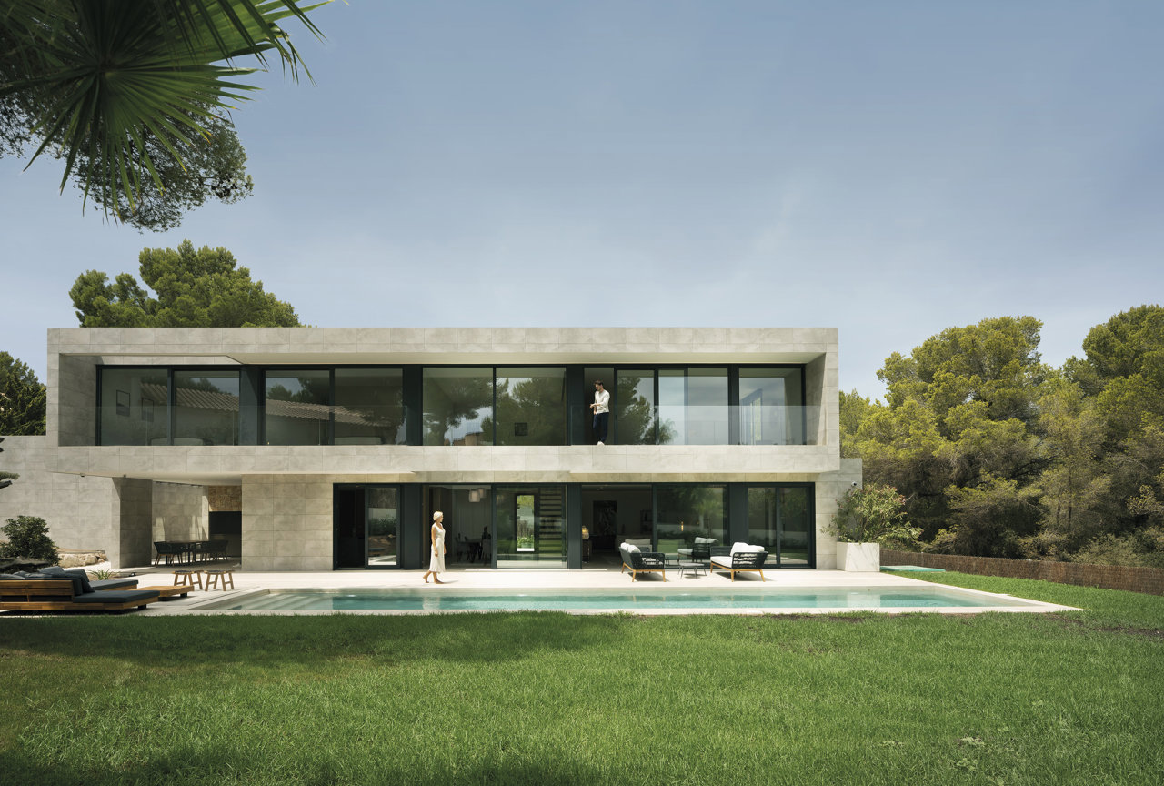  El modelo Marratxi, de Casas InHAUS, presenta una fachada longitudinal abierta para que todas las estancias disfruten de vistas exteriores