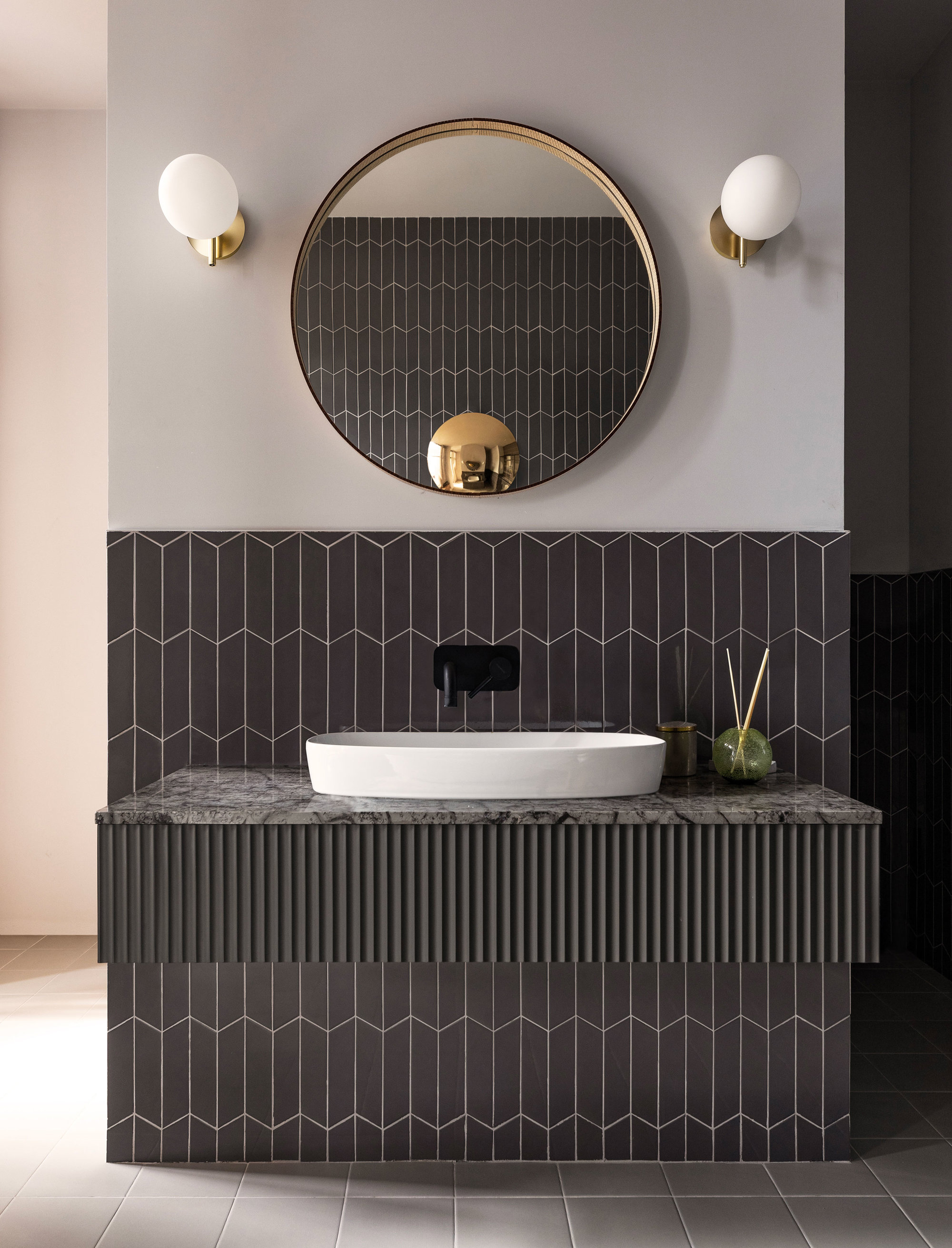 Baño oscuro
