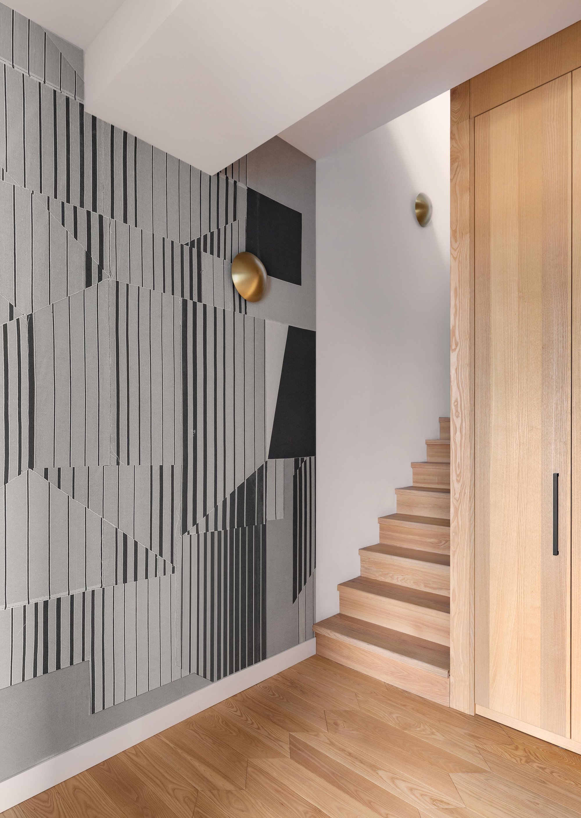 Escaleras de madera con mural 