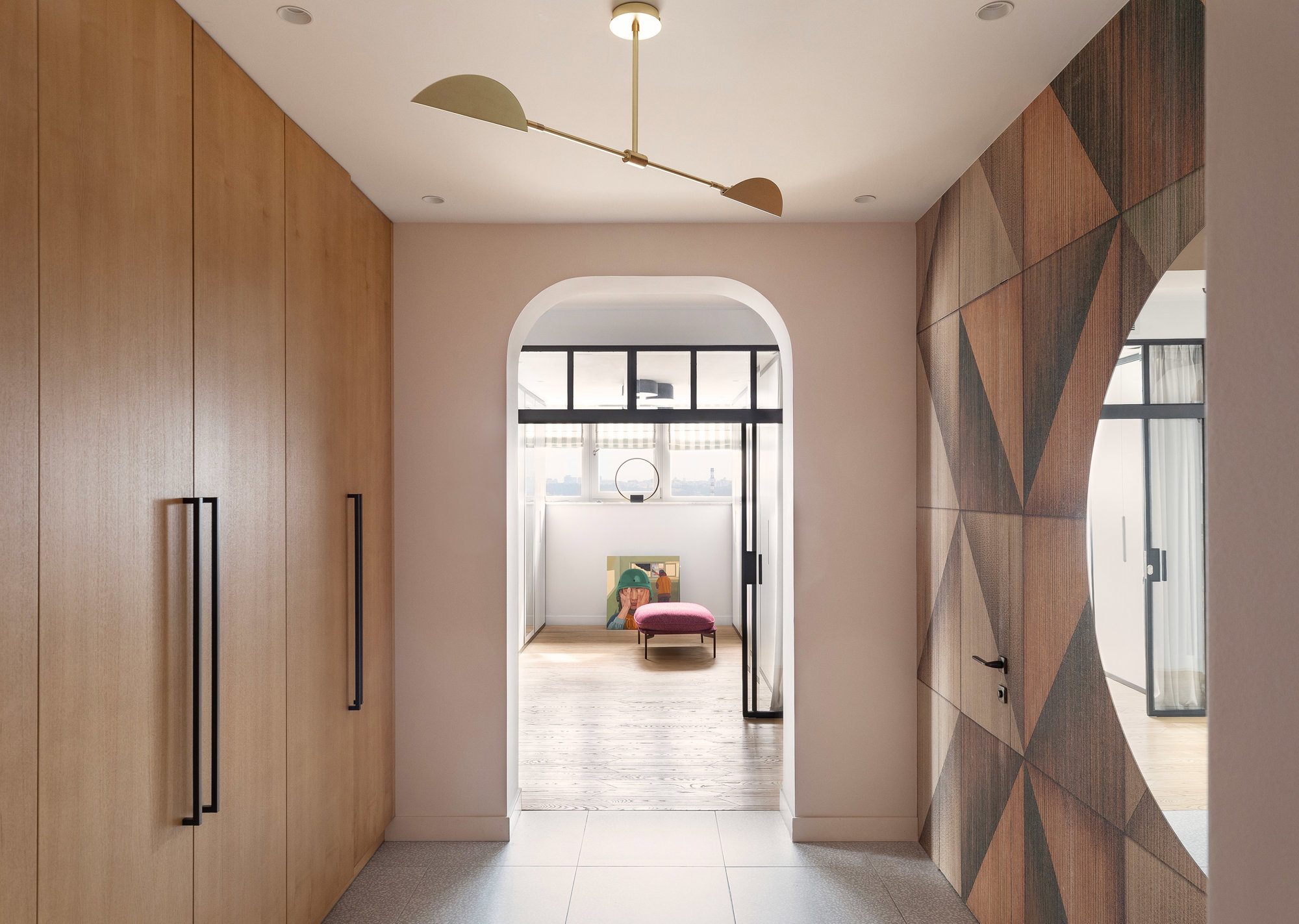 pasillo con vestidor y papel pintado