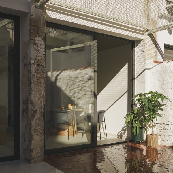 Esta casa solo podría estar en Valencia por su esencia y por su patio moderno y agradable