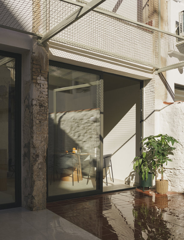 Esta casa solo podría estar en Valencia por su esencia y por su patio moderno y agradable