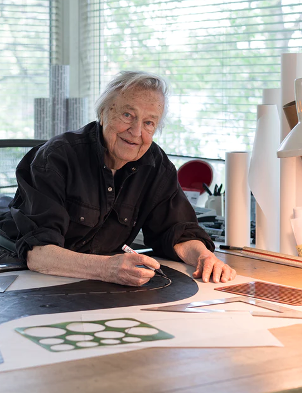Eero Aarnio, el diseñador que ama el plástico, cumple 91 años