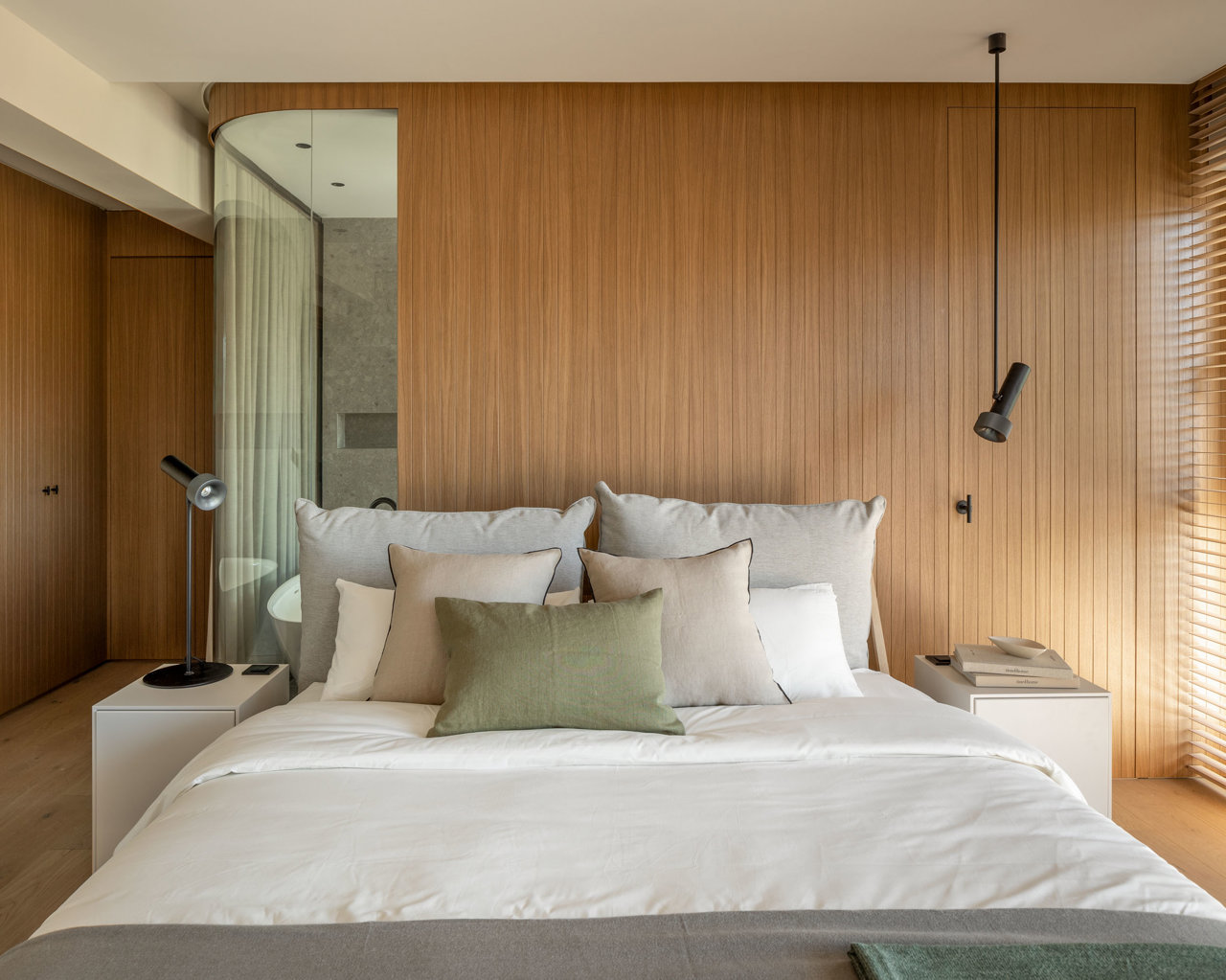 El dormitorio principal, con baño ensuite, también está revestido en madera.