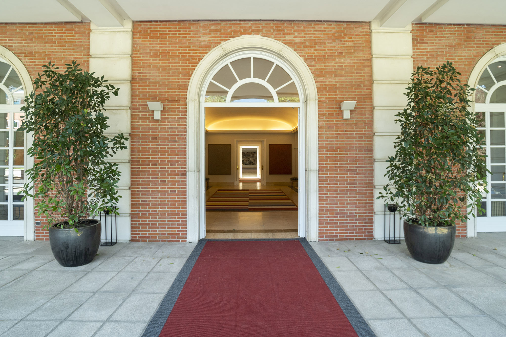 Entrada al Edificio del Consejo en el Complejo de La Moncloa